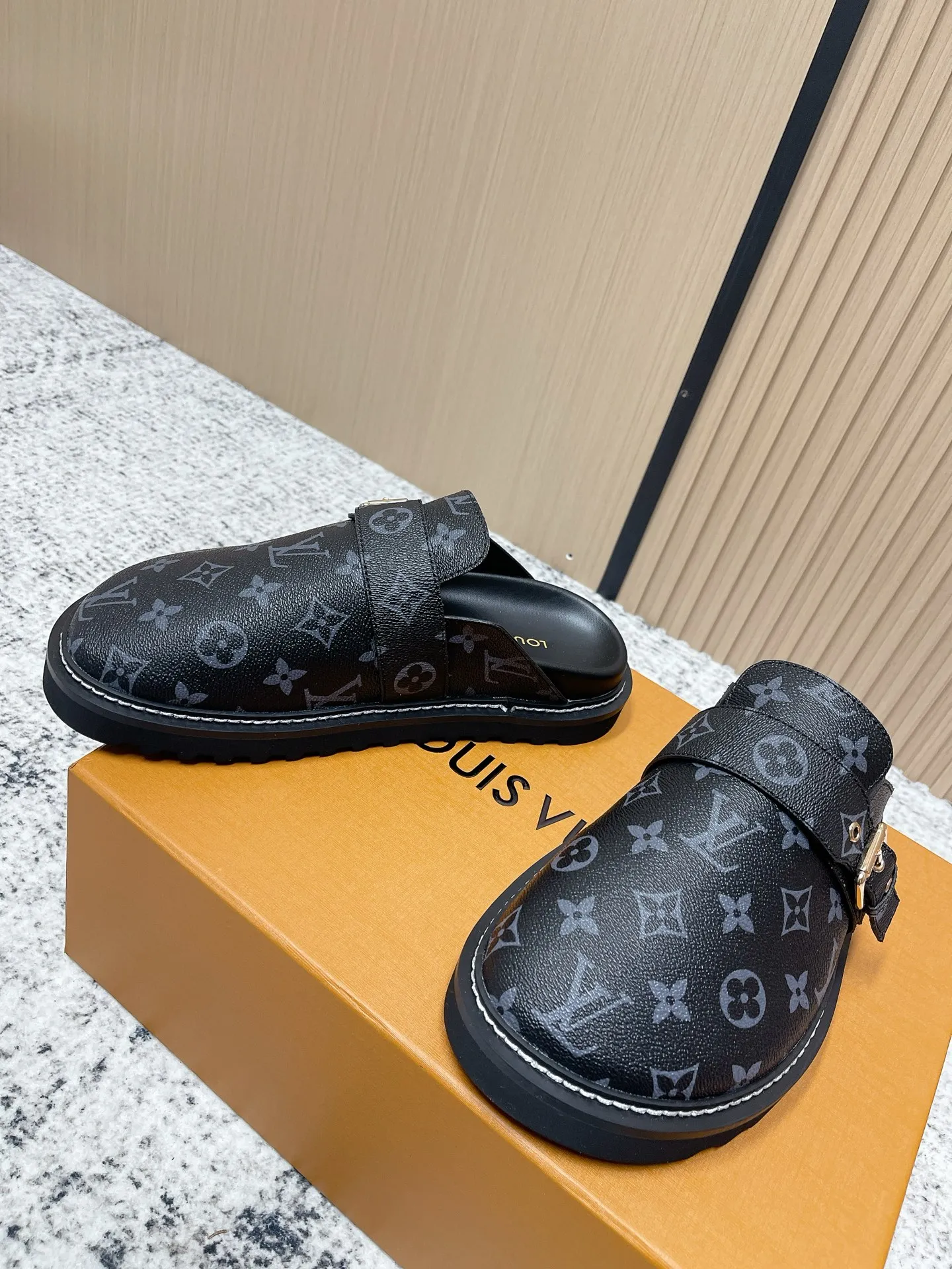 [L Family] P: 460💰 Size: 35-46 (female 40.41, male 45 46 custom-made) Top version Louis vuitton Lv new couple Birkenstock slippers. Cute and cute, not too good on the feet. Simple and high-end slingback design. Ready to wear and go. Good news for lazy people. Imported cowhide leather upper/imported old calico. Original hardware buckle, original molded high-density foam outsole.